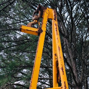 Plumín Fijo de Hierro con Gancho y Estructura Metálica Amarilla - imagen 2