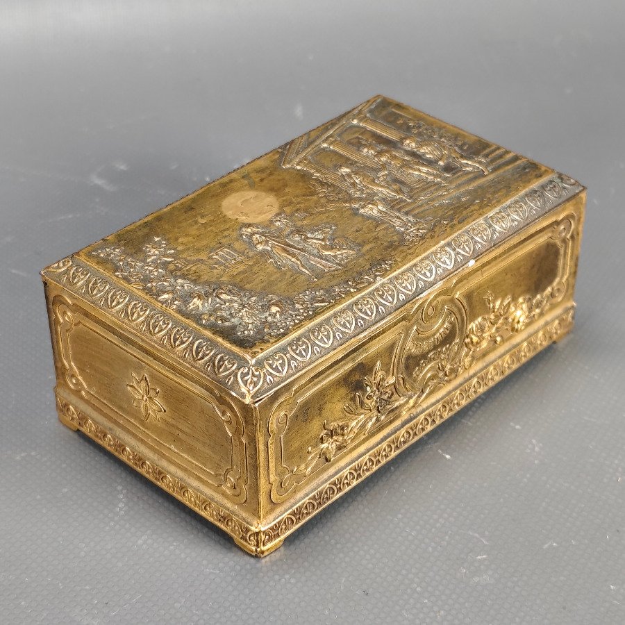 Caja de Perfume Francés "Esora" en Metal Dorado con Interior de Terciopelo