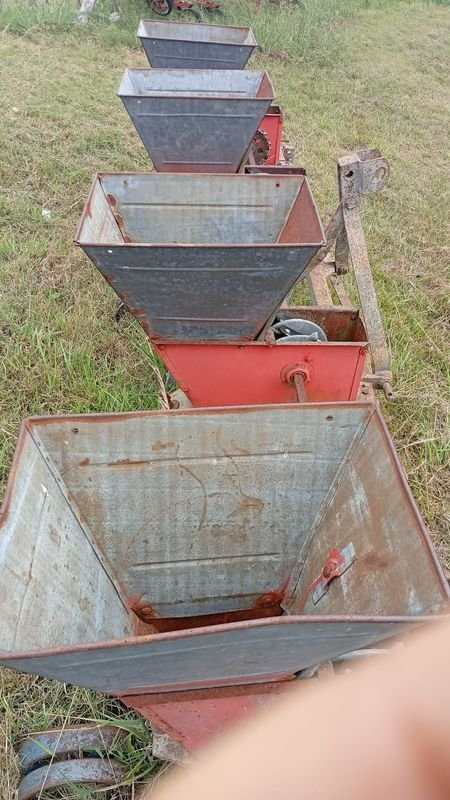 Sembradora de tacho 4 surcos - Maquinaria Agrícola - imagen 3