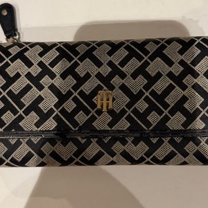 Billetera Tommy Hilfiger Negra y Beige con Logo Repetido - imagen 2