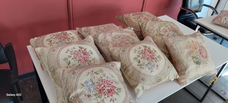 Lotes de almohadones coloridos en buen estado - imagen 6