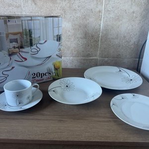 Lote anterior: Juego de Loza Blanco con Flores Grises - 20 Piezas
