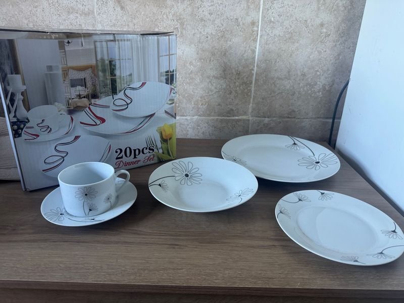Juego de Loza Blanco con Flores Grises - 20 Piezas