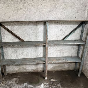 Lote siguiente: Estantería de Madera Rústica de Tres Niveles
