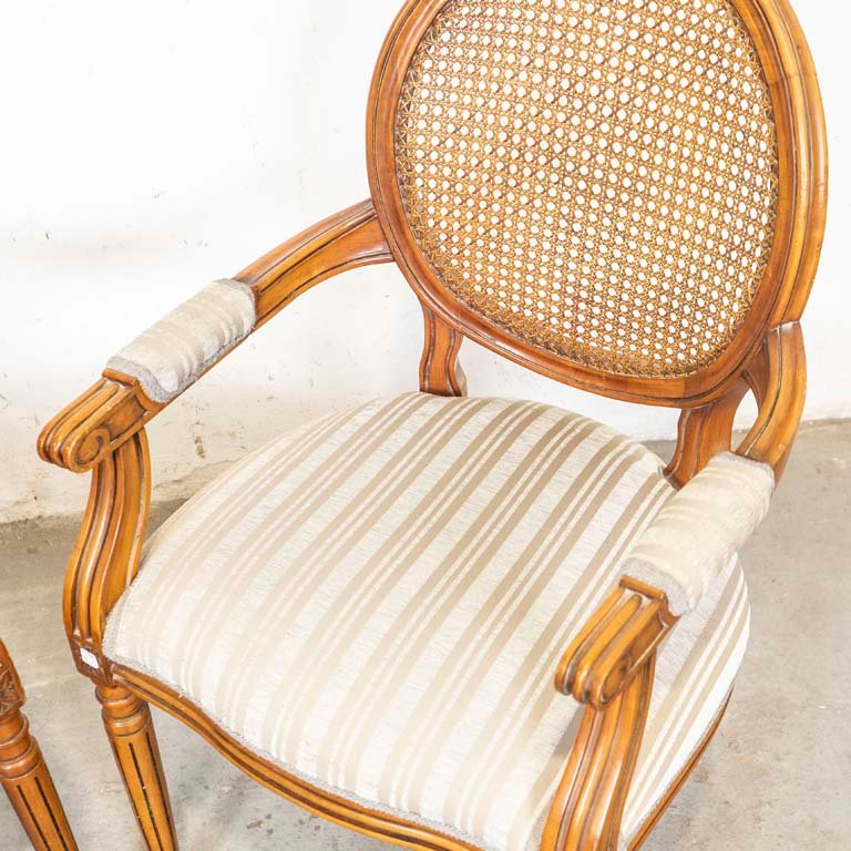 Sillones Luis XVI de estilo con respaldos de madera tallada - imagen 3