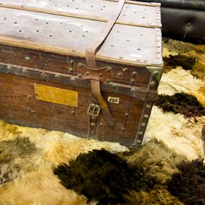 Baúl Antiguo de Madera con Herrajes Metálicos y Cuero - imagen 5