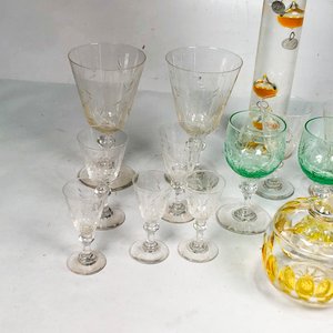 Lote de Cristalería Vintage: Copas, Azucarero y Centro de Mesa con Decoración Floral y Geométrica - imagen 3