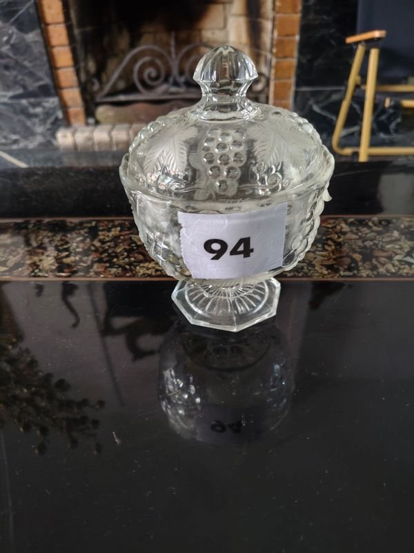 Caramelera Antigua de Vidrio con Tapa y Diseño de Uvas