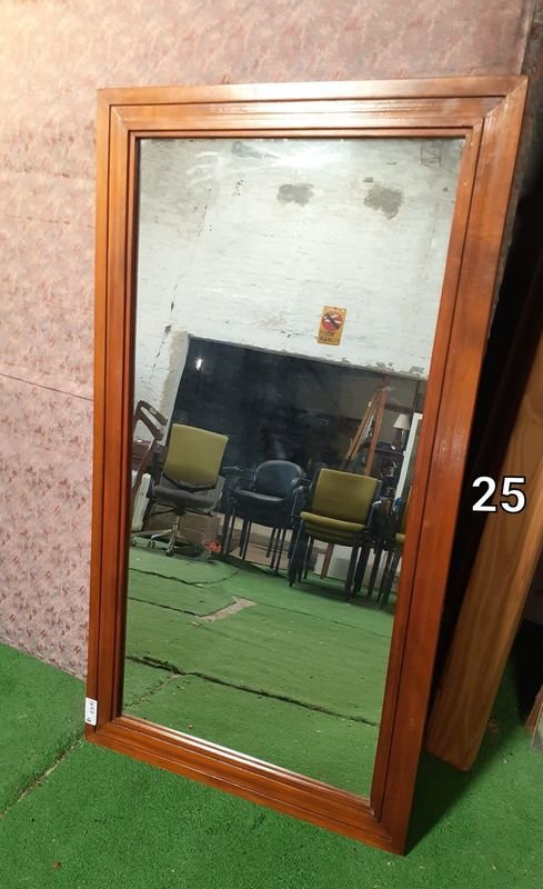 Lote siguiente: Espejo con marco de madera