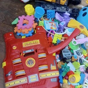 Lote de Juguetes Variados: Excavadora CAT, Chaleco Bombero, Bloques y Más - imagen 6