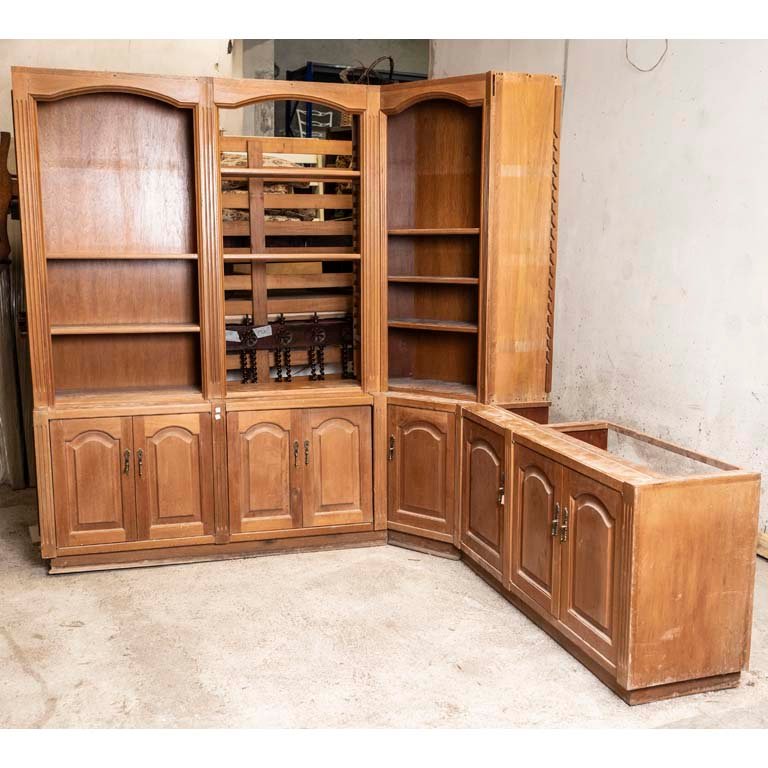 Lote siguiente: Librería de esquina incompleta de madera