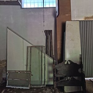 Aberturas Varias, Cama Antigua Sin Parrilla y Respaldo - imagen 1