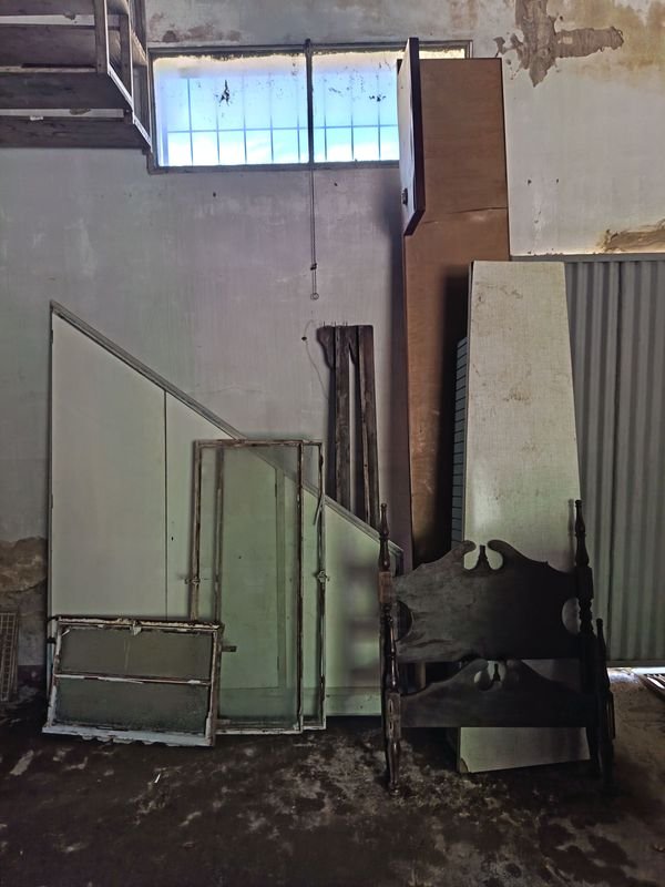 Aberturas Varias, Cama Antigua Sin Parrilla y Respaldo