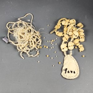 Dos collares: Perlas barrocas y marfil africano tallado, ambos averiados - imagen 1