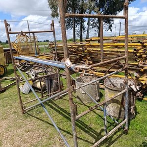 Lote siguiente: Andamio Doble Metálico con 8 Travesaños y Medidas 190x195x105 cm