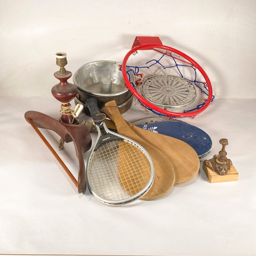 Lote de Aro de Basquet, Raquetas, Lámpara y Más Objetos Varios