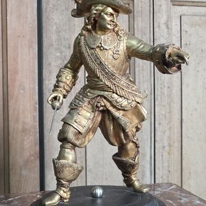 Figura de Mosquetero en Bronce con Base de Madera - 33cm - imagen 2
