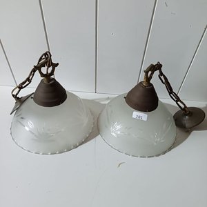 Lote siguiente: Par de Plafones Antiguos con Cadena y Detalle Grabado