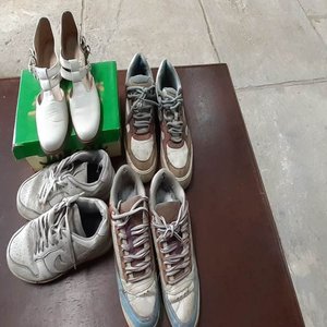 Lote siguiente: Pares de Zapatos Blancos y Deportivos
