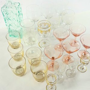 Lote de botellas, copas diferentes hialinas y color - imagen 4
