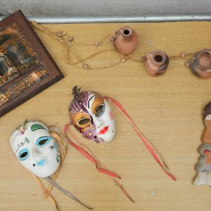 Lote siguiente: Lote de Adornos Colgantes y de Pared: Máscaras, Búho y Cerámicas