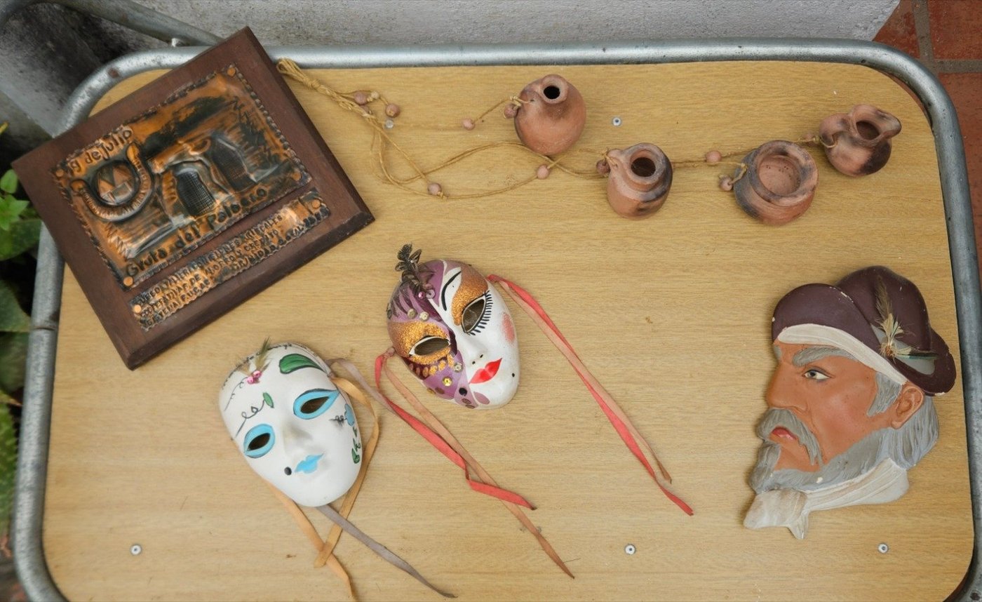 Lote de Adornos Colgantes y de Pared: Máscaras, Búho y Cerámicas