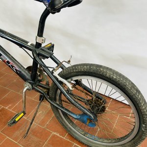 Bicicleta Trek Rodado 20 Negra con Detalles - imagen 2