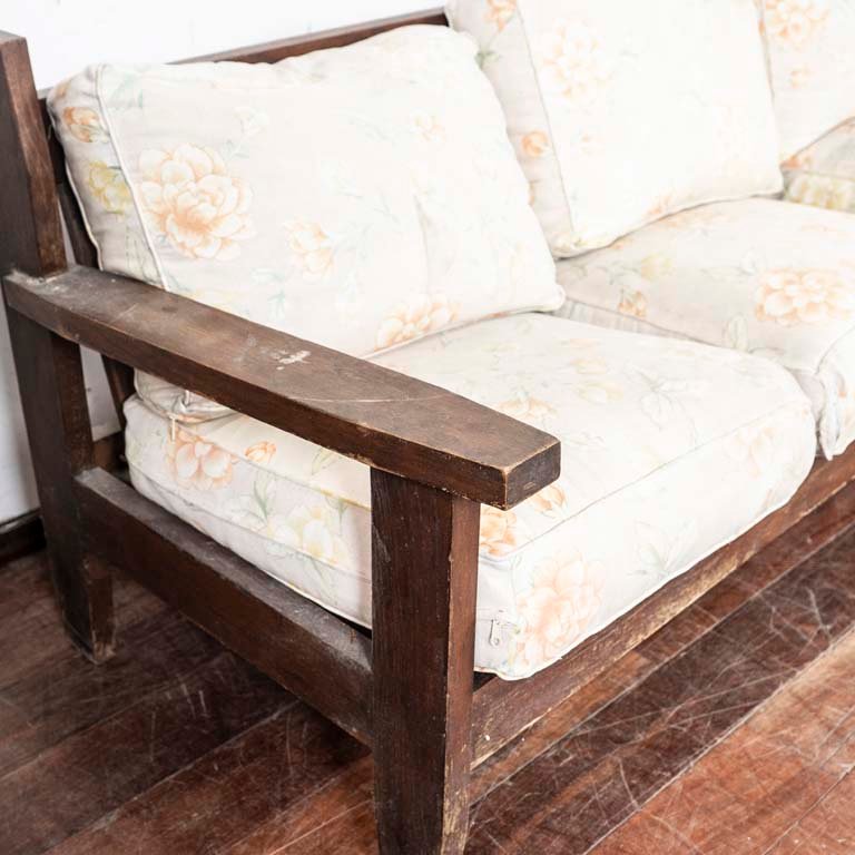 Sofá de tres cuerpos de madera con detalles en el lustre. - imagen 2