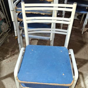 Lote siguiente: Sillas Metálicas con Asiento y Respaldo Azul