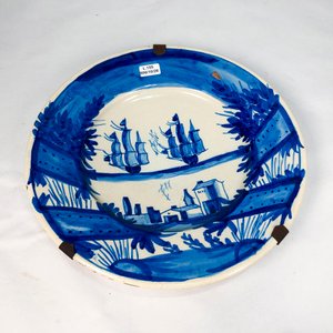 Plato de Cerámica Esmaltada con Motivo de Barcas, Blanco y Azul, 32 cm - imagen 2