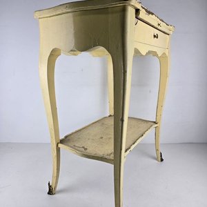 Mesa Auxiliar Francesa Estilo Luis XV con Detalles en Bronce - imagen 8