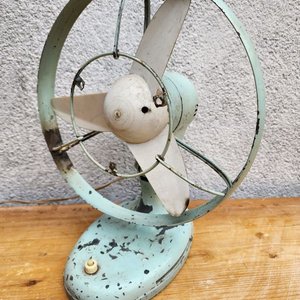 Lote siguiente: Ventilador de Mesa Vintage de Hierro y Luz