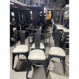 Lote siguiente: Set de 4 Sillas de Metal con Asiento Tapizado Delfino Álvarez