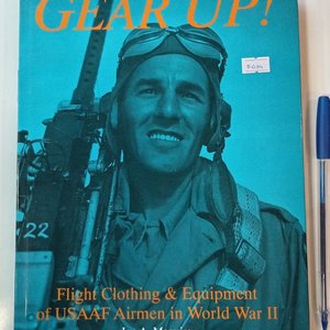 Lote siguiente: Libro "Gear Up! Flight Clothing & Equipment of USAAF Airmen in World War II" en tapa dura
