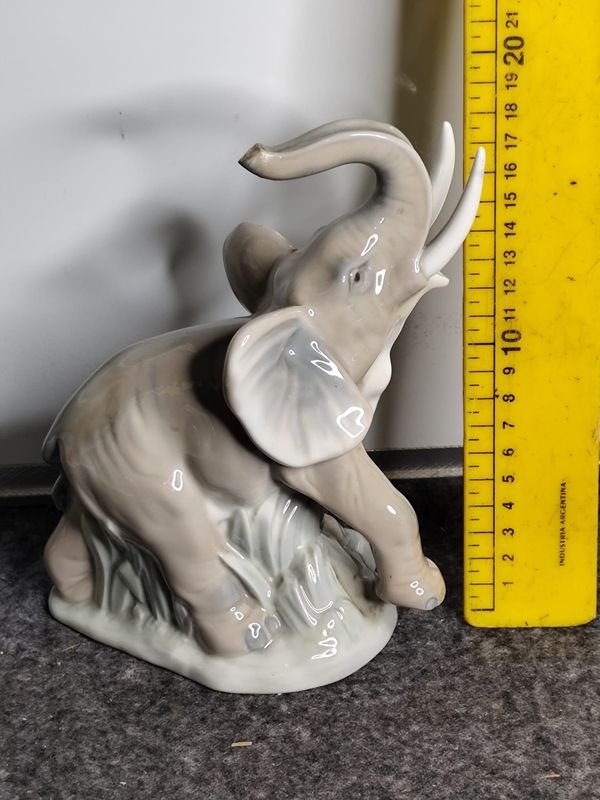 Elefante de Porcelana Decorativo - imagen 1