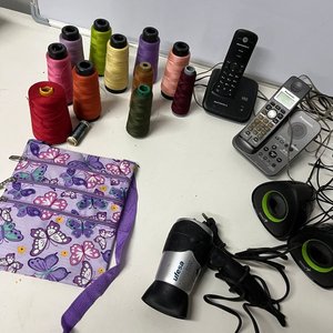 Lote de Hilos, Secador de Pelo Ufesa, Teléfonos Motorola y Panasonic, Parlantes Genius y Cartera Violeta - imagen 7
