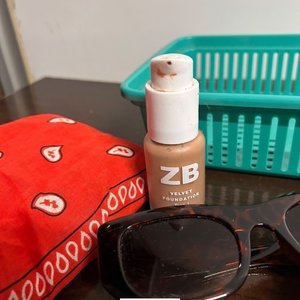 Lote de Maquillaje, Lentes de Sol, Organizador y Accesorios Varios - imagen 4