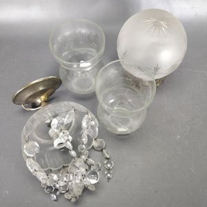 Lote anterior: Lote de 4 piezas de iluminación: Fanales tallados, colgante con cristales y globo