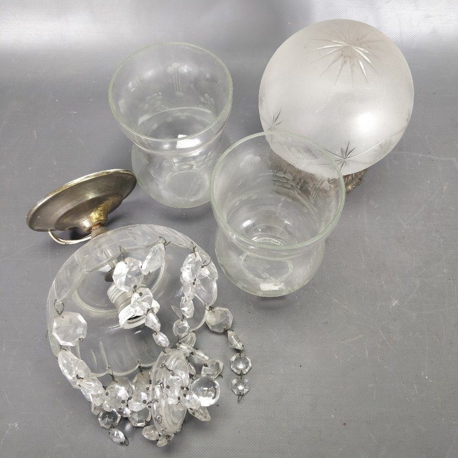Lote de 4 piezas de iluminación: Fanales tallados, colgante con cristales y globo