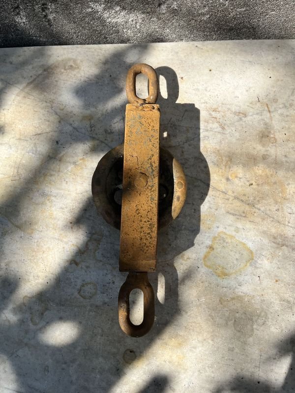 Lote siguiente: Cadena de hierro y placa metálica