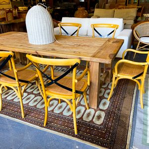 Lote siguiente: Juego de Comedor Rústico: Mesa de Madera y 6 Sillas Estilo Thonet