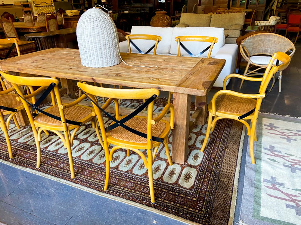 Juego de Comedor Rústico: Mesa de Madera y 6 Sillas Estilo Thonet