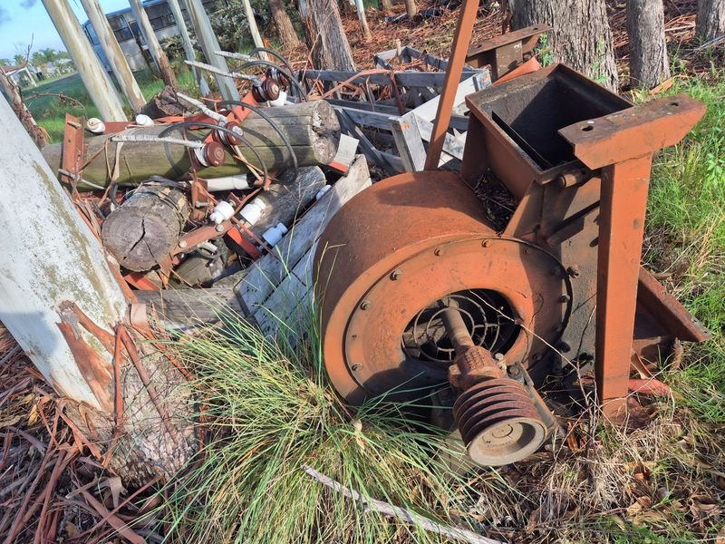 Lote siguiente: Turbina de fumigadora KWH + bin con aisladores y porta aisladores en hierro