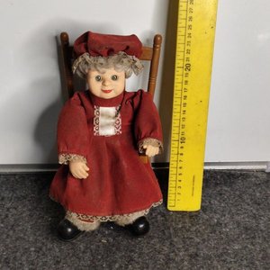 Muñeca antigua a pilas con silla mecedora y sonido - imagen 1