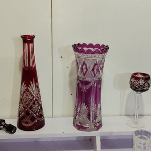 Lote de 8 piezas de cristal tallado: licorera roja, floreros, copas y objetos decorativos - imagen 5