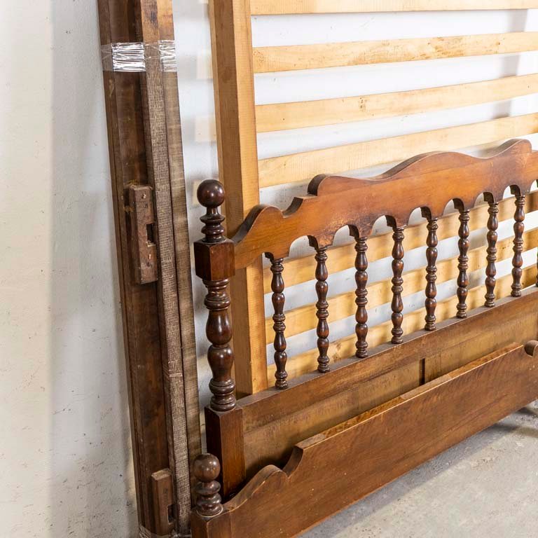 Cama de dos plazas con respaldo torneado y detalles en el lustre - imagen 3