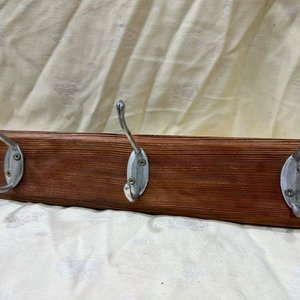 Perchero Rústico de Pino Tea con 3 Perchas Dobles Metálicas - imagen 1