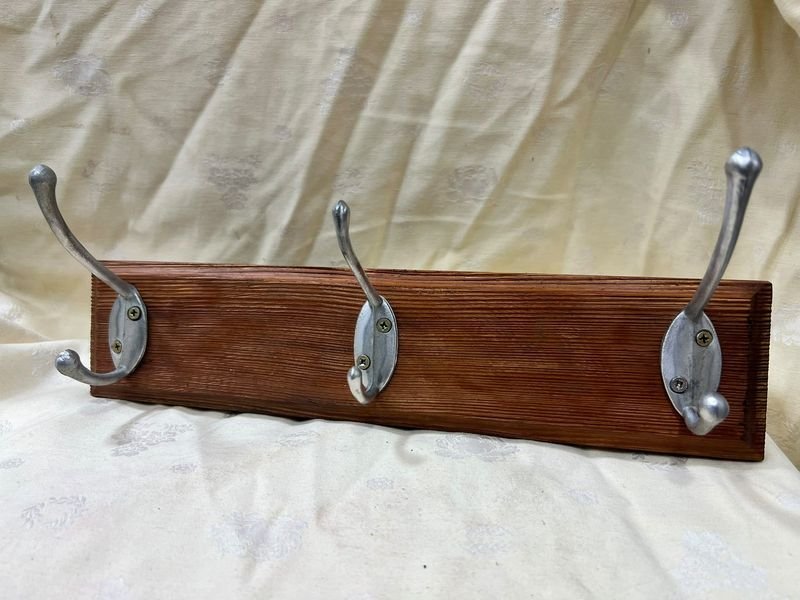 Perchero Rústico de Pino Tea con 3 Perchas Dobles Metálicas