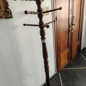 Perchero de Pie Clásico en Madera de Cedro - imagen 3