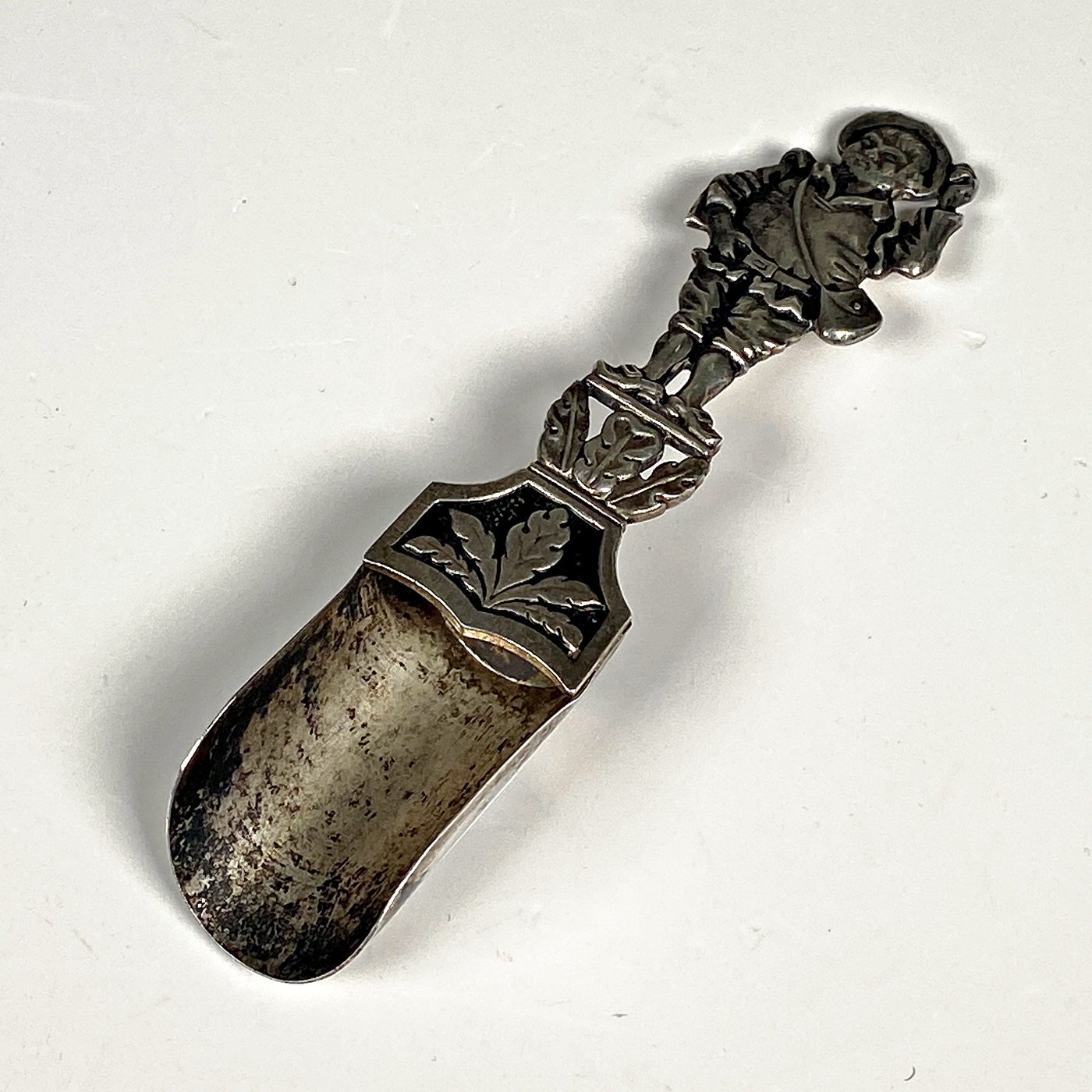 Cuchara Yerbera Antigua Metal Plateado con Personaje Detallado